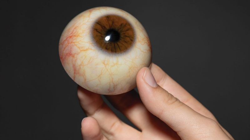 چشم مصنوعی: انواع روش های جراحی و درمان